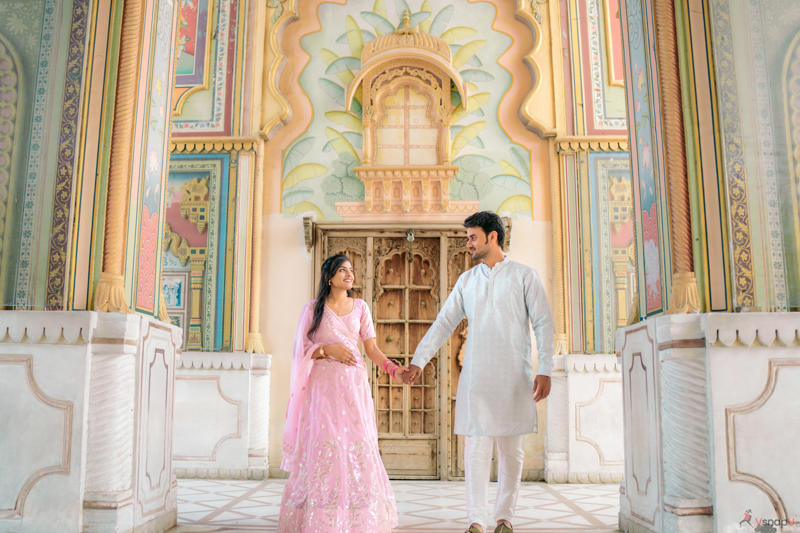 Ethnic romance captured during palace walk in Aligarh